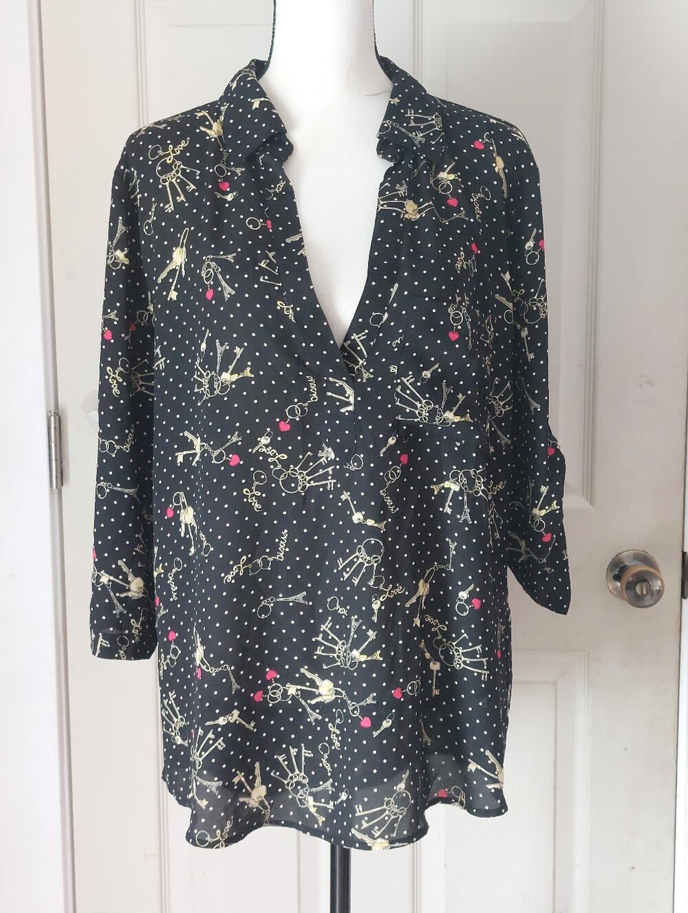 New York & Company Parisian Keys Eifel Tower Novelty Print Top Size XL